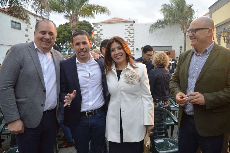 Héctor Suárez, alcalde de Telde, entre Juan Martel y Carmen Hernández, en una imagen de archivo (Foto TA)